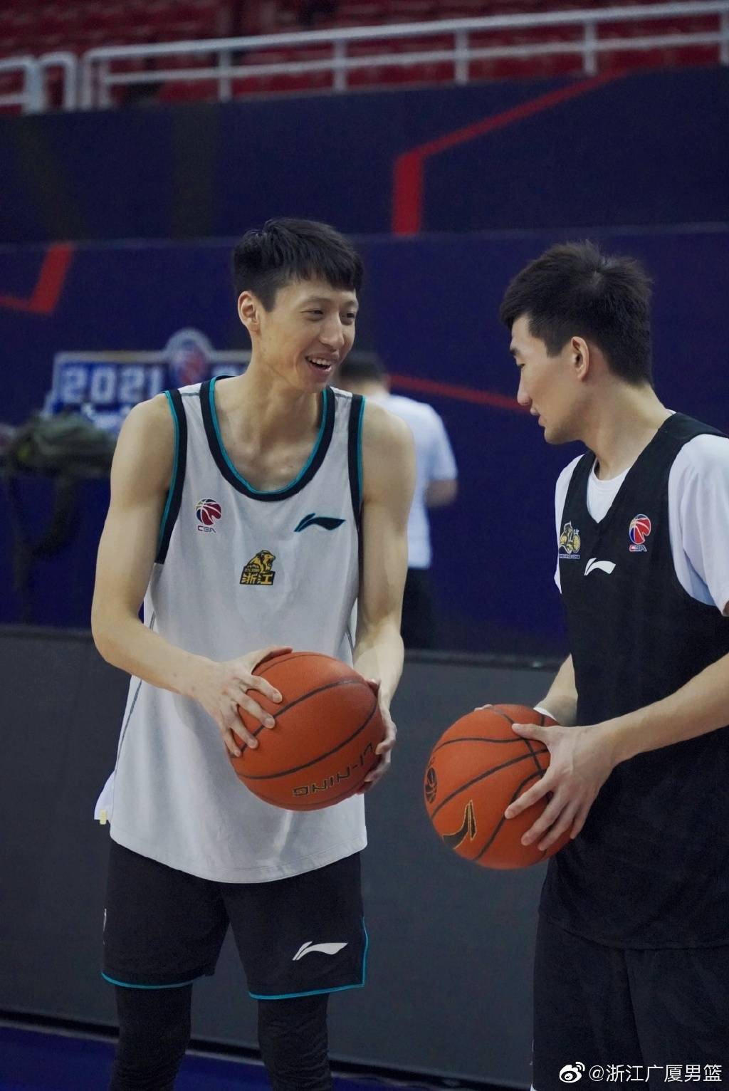 天博足球官网-集结日新疆广汇备战欧篮联，完成体检细节曝光，悬念犹存，更衣室氛围转暖