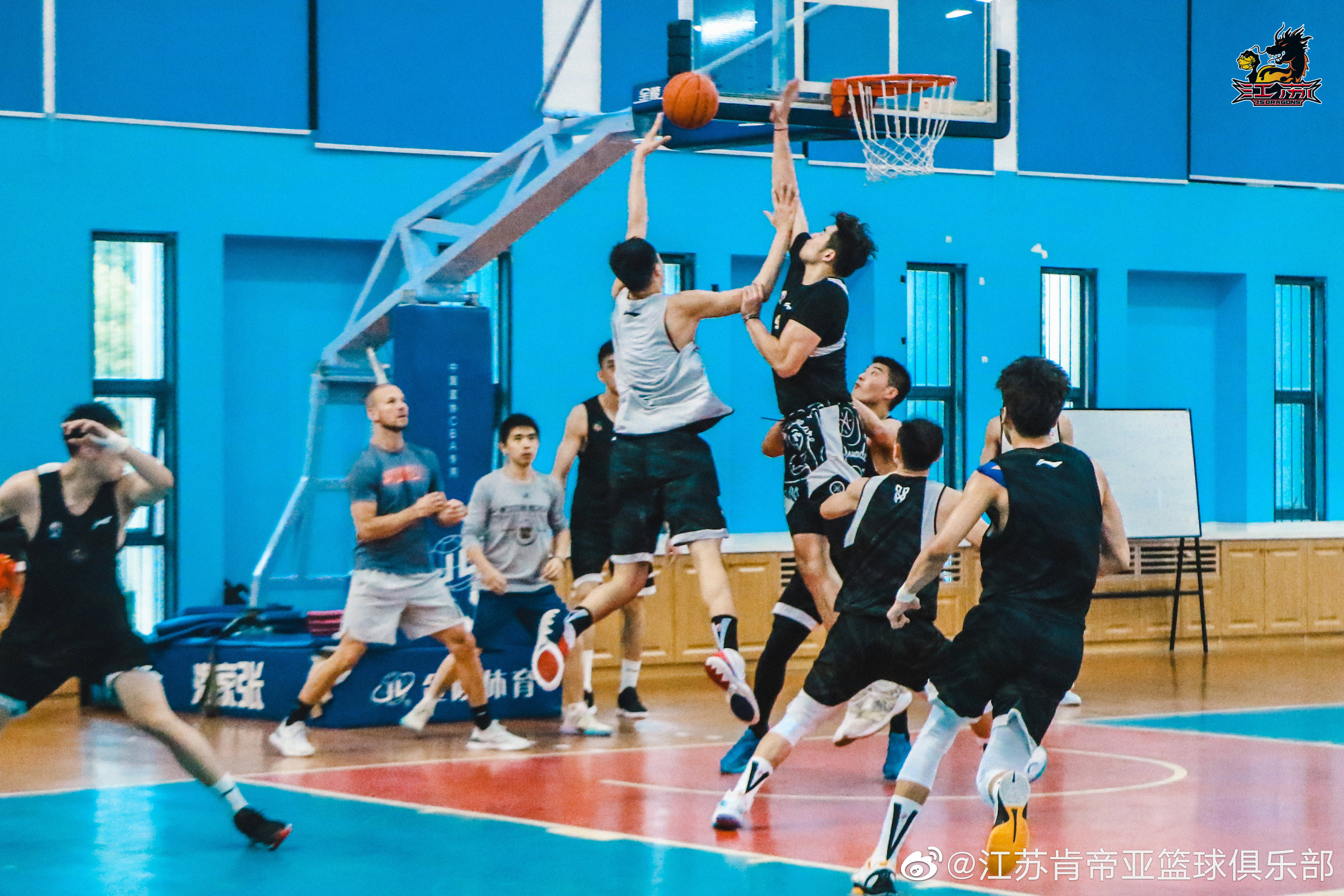 集结日新疆广汇备战欧篮联，完成体检细节曝光，悬念犹存，更衣室氛围转暖