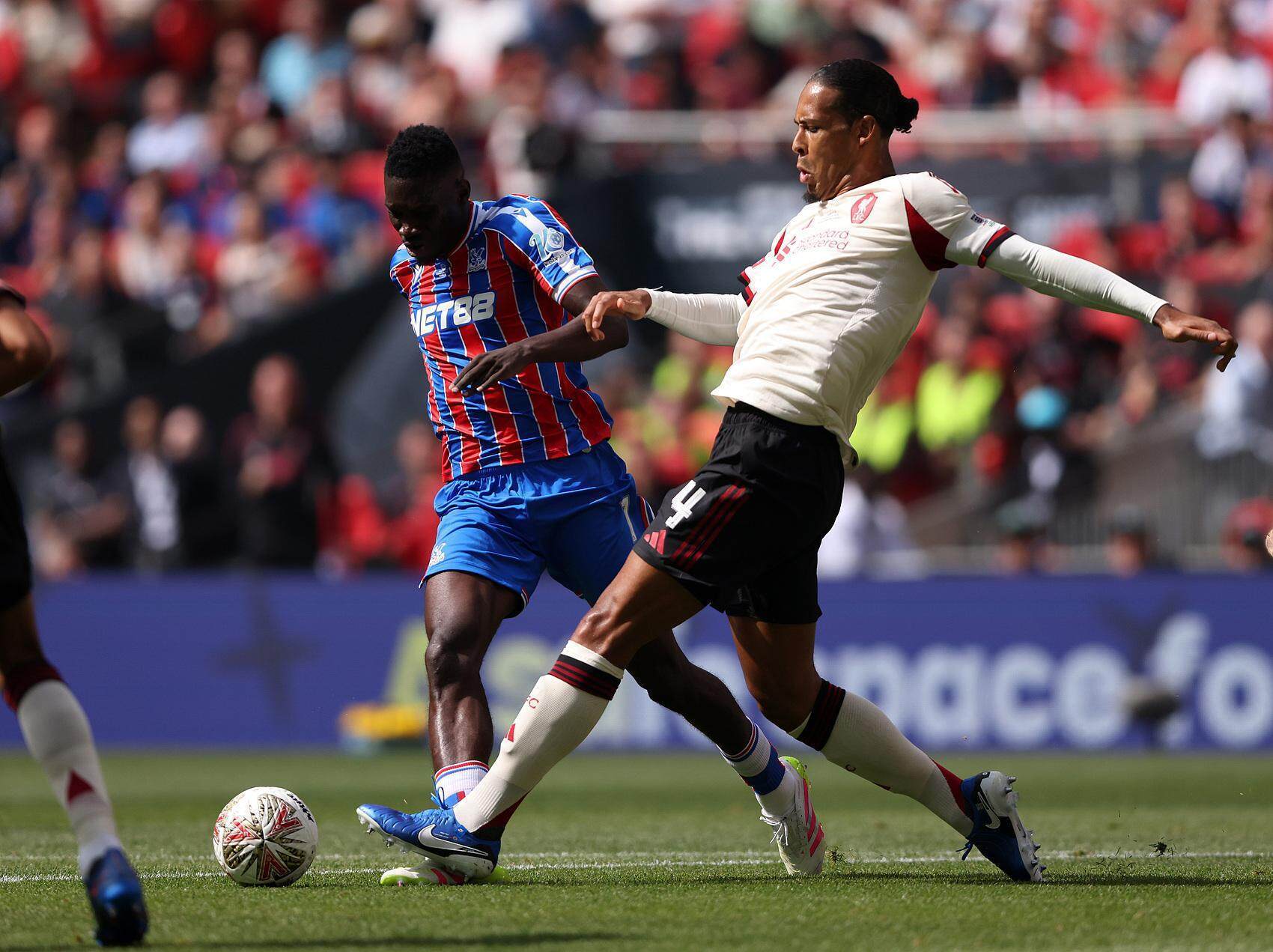 利物浦训练开放日；清晨主帅复盘引欢呼；社区盾在即；数据趋势出现新变化