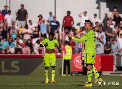 -曼联训练开放日，今夜主帅复盘引欢呼，德国杯在即，身体对抗强度拉满