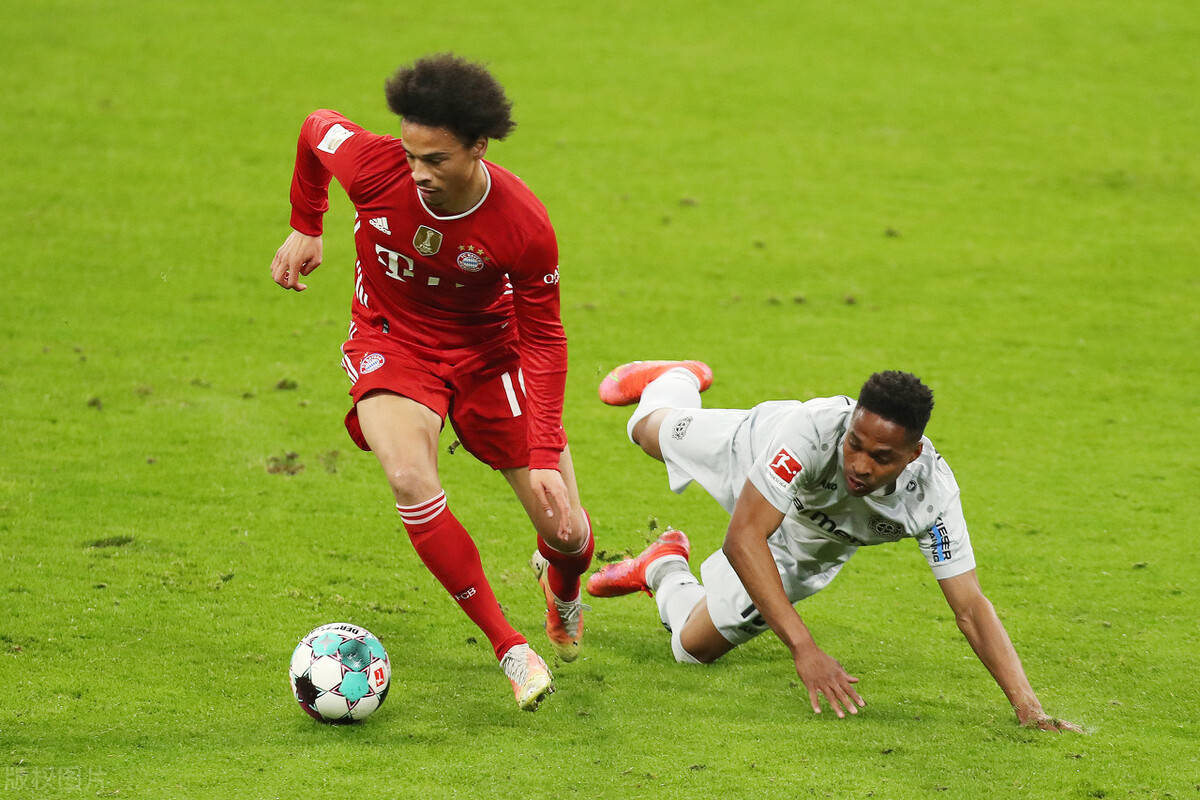 里程碑夜门兴格拉德巴赫单刀错失，德甲今夜刷纪录，悬念犹存，临场指挥获称赞